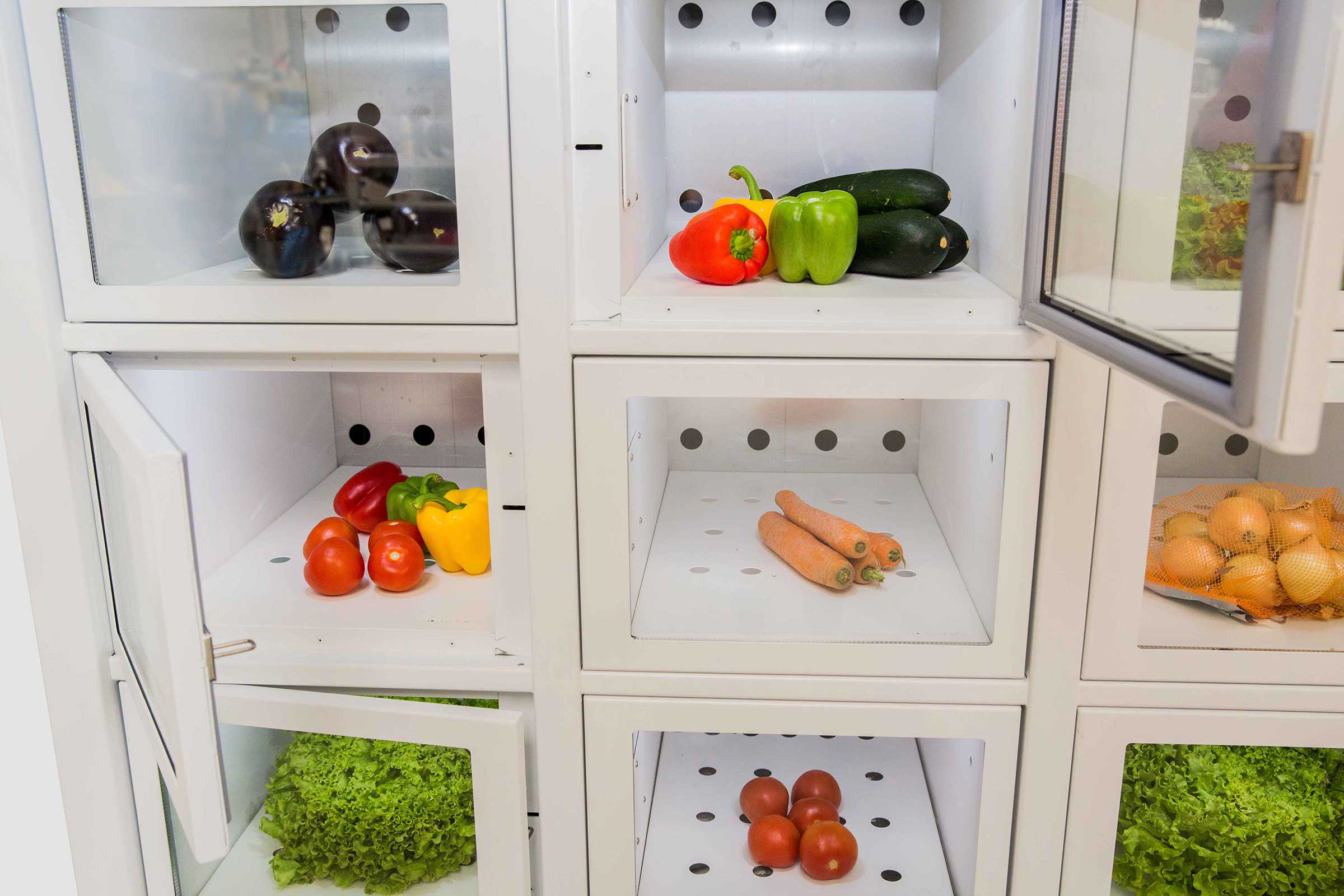 Vegetables in a vending machine Le Casier Français